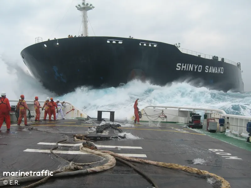 Salvage tug connecting to the tanker Shinyo Sawako. Photo: Marinetraffic.com